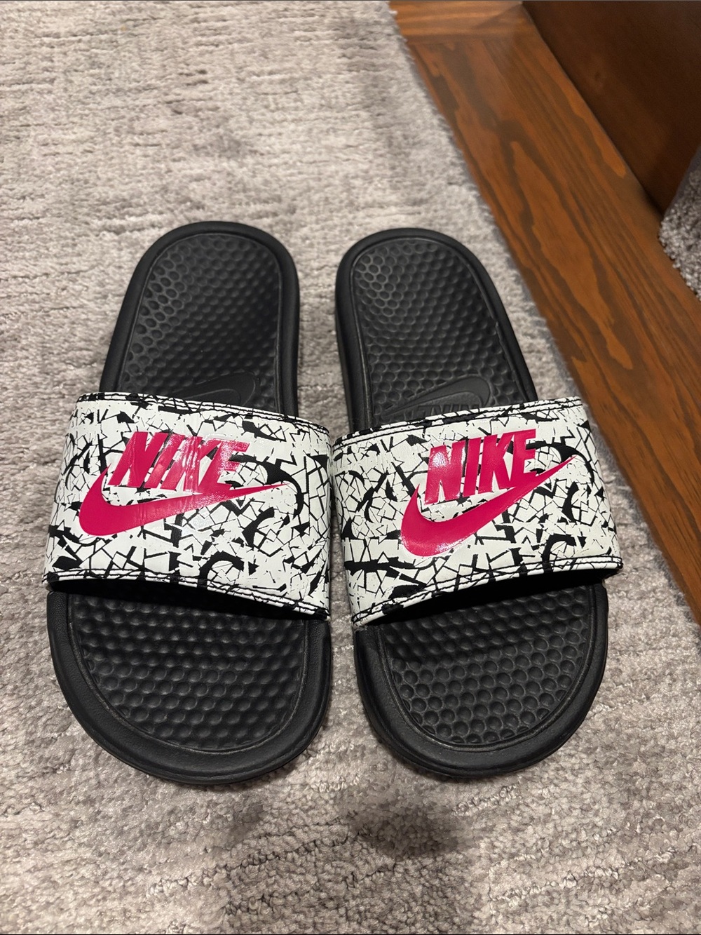 Nike Women’s Black Slide Sandals with White Crackle Strap and Pink Logo size 9